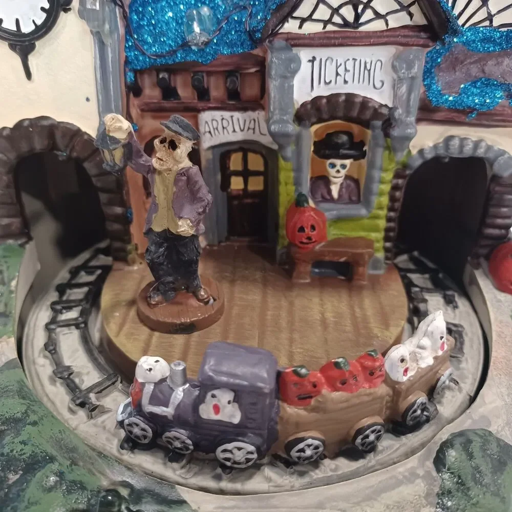 AVON PRODUCTS SCARY VILLAGE TRAIN STATION LIGHTS SOUNDS MOVEMENT 2012 WORKS